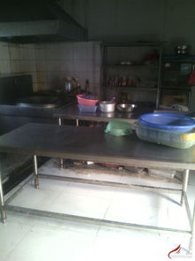 工廠食堂廚房設備與桌椅板凳低價轉讓，附帶維修服務